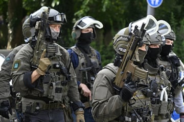 Polizei stürmt Wohnungen in Köln: Schusswaffen und Munition sichergestellt - Teenager verletzt