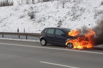 Unfall A9: Heißer Einsatz bei Minusgraden: Volkswagen brennt auf der A9