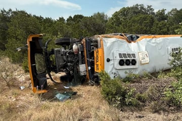 Horror am ersten Schultag! Bus mit Grundschülern an Bord verunglückt