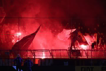 Leipzig: Zündelnde Lok-Leipzig-Fans rufen Polizei auf den Plan: Beamte von Blindgänger verletzt