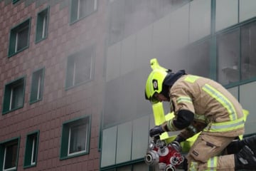 Berlin: Feuer in Hochhaus und mehrere Notrufe sorgen für erhöhte Alarmstufe