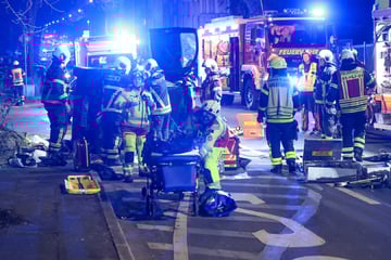 Unfall in Wuppertal: Auto überschlägt sich in Kurve, zwei Menschen verletzt