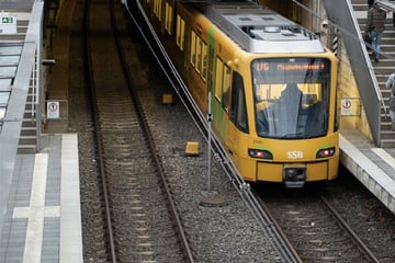Mann mit Schusswaffe in Stadtbahn gesichtet: Polizei Stuttgart sucht Zeugen