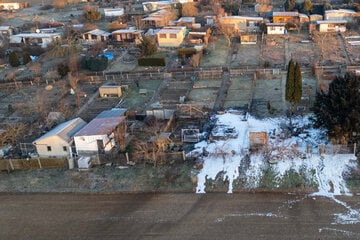 War es Brandstiftung? Feuer beschädigt mehrere Lauben in Kleingartenanlage