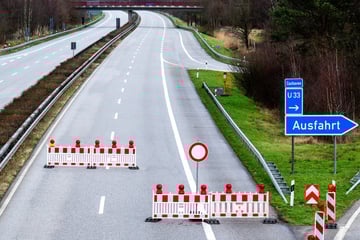 Unfall A1: Unfall auf der A1: Polizeiarbeit sorgt für Vollsperrung
