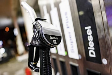 Waffe im Auto: Gesuchter Straftäter tankt betrunken sein Fahrzeug