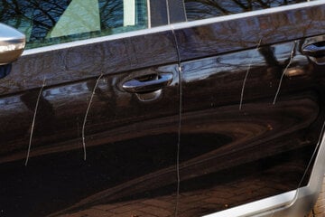 Auf Klinik-Parkplatz im Erzgebirge: 43 Autos zerkratzt, 100.000 Euro Schaden