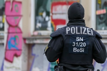 Leipzig: Zeugen gesucht: Räuberbande überfällt Mann in Connewitz und tritt auf ihn ein