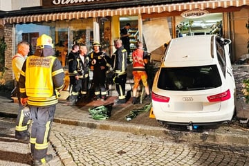 Audi kracht in Schaufenster! Frau am Steuer und Beifahrer bei Unfall verletzt