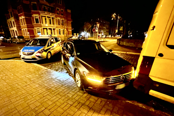 Drogen und ohne Führerschein: VW-Fahrer flüchtet vor Polizei und kracht in Transporter