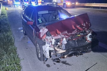 Unfall A2: Rechts überholt: Volvo kracht frontal gegen Leitplanken