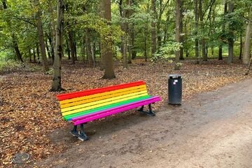 Berlin: Vandalismus-Serie reißt nicht ab: Regenbogenbank zum Gedenken an CSD-Attentat im Tiergarten erneut beschädigt