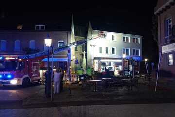 Flammen lodern aus Wohnung: Bewohnerin muss über Drehleiter gerettet werden