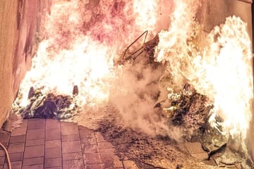 Frankfurt: Erst brennen Mülltonnen, dann das Haus: Großer Feuerwehreinsatz in Frankfurt