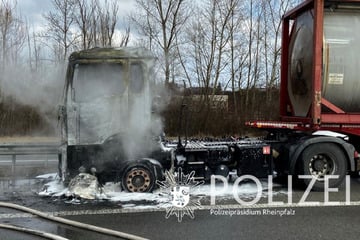 Sattelzug mit Tankanhänger fängt auf der A6 plötzlich Feuer