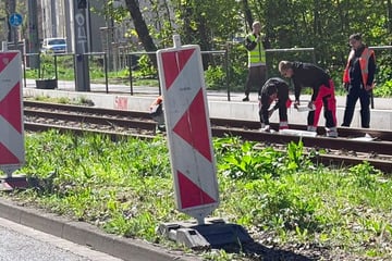 Opel fährt in Gleisbett: Leipziger Trams müssen umgeleitet werden