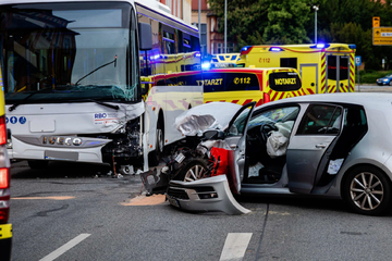 VW-Fahrerin übersieht Bus: Sieben Verletzte nach schwerem Unfall in Kamenz!