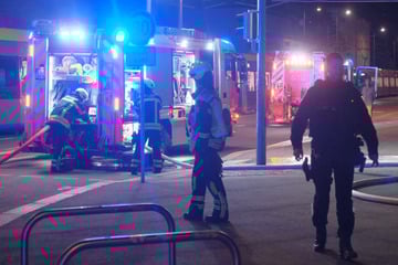 Leipzig: Feuerwehreinsatz am Adler: Schuppen gerät in Brand, plötzlich greift das Feuer über