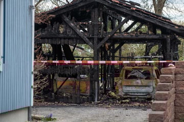 Leipzig: Feuerwehr verhindert Übergreifen auf Wohnhaus: Autos und Carport gehen in Flammen auf