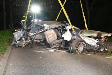 Heftiger Baum-Crash in Pankow: Opel völlig zerstört