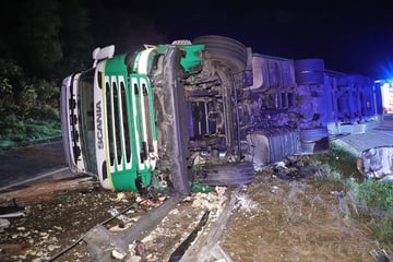 Laster kippt am Dreieck Nossen um: Sperrung und Stau auf A14