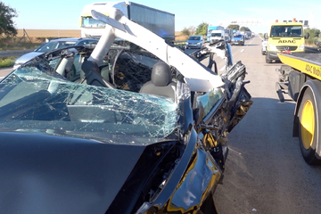 Unfall A2: Crash auf der A2: Tesla knallt ungebremst in Lastwagen