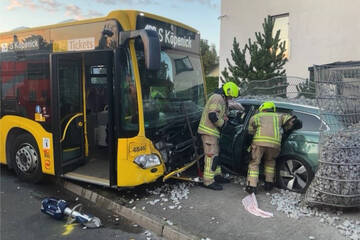 VW kracht in BVG-Bus und Zaun: Fünf Verletzte in Köpenick