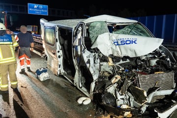 Unfall A9: Lkw rammt Wohnmobil auf A9: Voll besetzter Kleinbus kann nicht mehr bremsen