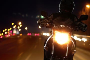 Biker überholen Auto von beiden Seiten: Riskantes Manöver wird 29-Jährigem zum Verhängnis