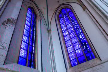 Roller angezündet und Kirchenfenster beschädigt: Polizei schnappt mutmaßliche Brandstifter