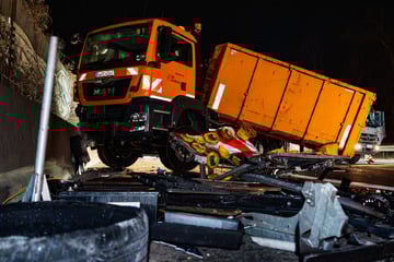 Unfall A3: Sattelzug kracht in Baustelle: Unfall sorgt für Stau-Chaos auf der A3