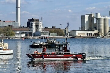 Berlin: Boot in Rummelsburger Bucht gesunken: Öl läuft aus