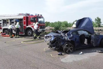 Unfall A8: Reifen auf A8 geplatzt: Vater stirbt, Frau und Kinder teils schwer verletzt