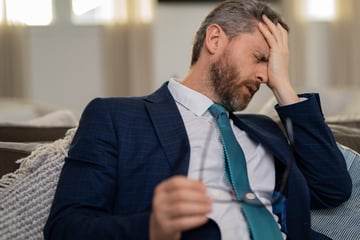 Als Bräutigam sieht, wen seine Mutter mit auf seine Hochzeit bringt, reagiert er sofort