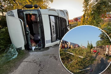 Unfall A4: Unfall auf der A4: Lkw durchbricht Leitplanke und kippt um!