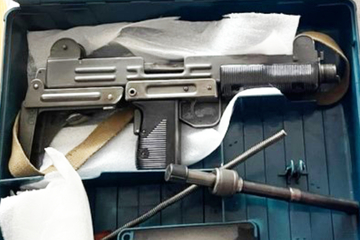 Zoll-Fahnder aus Frankfurt finden Maschinenpistole in Werkzeug-Koffer