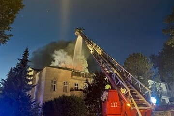 Berlin: Dach steht komplett in Flammen: Feuerwehr kämpft seit Stunden