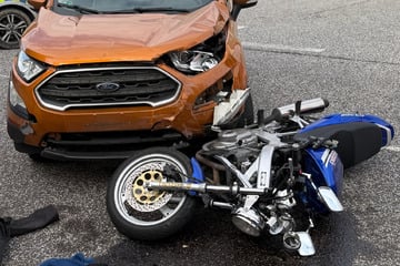 Beim Abbiegen übersehen: Motorradfahrer schwer verletzt