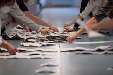 Mann filmt Wahlhelfer bei Stimmenauszählung und droht ihnen