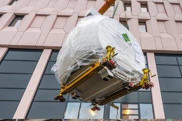 Chemnitz: 3,7 Tonnen schwer: Hier schwebt ein MRT in die neue Poliklinik