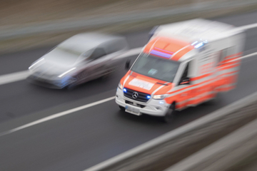 Autos überschlagen sich bei schwerem Unfall: Zwei Personen im Krankenhaus