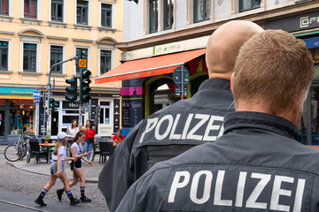 Dresden: Mit Fäusten und Flaschen in der Neustadt: Junge Männer attackieren Einsatzkräfte