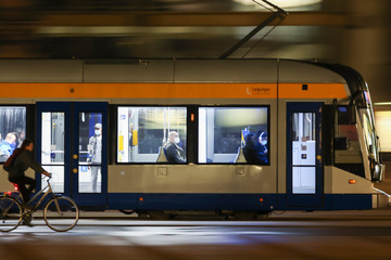 Brutaler Streit in Straßenbahn: Polizei fahndet nach diesem Mann