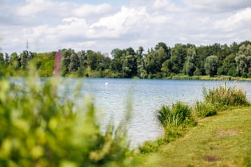 München: Stein aus dem Wasser, Hiebwaffe am Rad: 70-Jähriger bedroht Badegäste am Feringasee