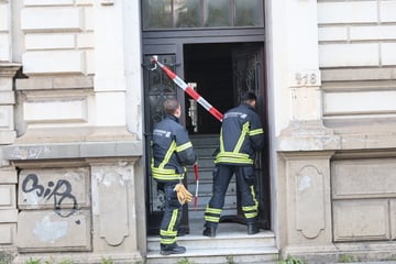 Neun Bewohner per Drehleiter gerettet: Deckeneinsturz in Mehrfamilienhaus