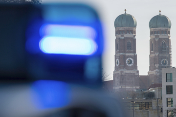München: München: Attacke aus dem Nichts! 64-Jähriger in Taxi mit Stichwerkzeug attackiert