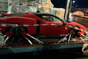 Über 500.000 Euro wert und mehr als 1000 PS: Edel-Ferrari am Frankfurter Flughafen sichergestellt