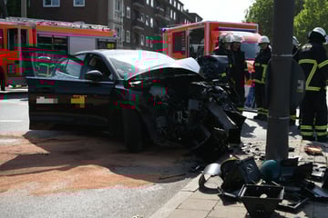 Ford prallt gegen Ampelmast: Kreuzung wegen schwerem Unfall lahmgelegt