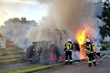 Strohpresse geht plötzlich in Flammen auf, Landwirt reagiert genau richtig