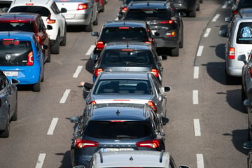 Unfall A44: Unfall mit mehreren Fahrzeugen legt A44 bei Düsseldorf lahm